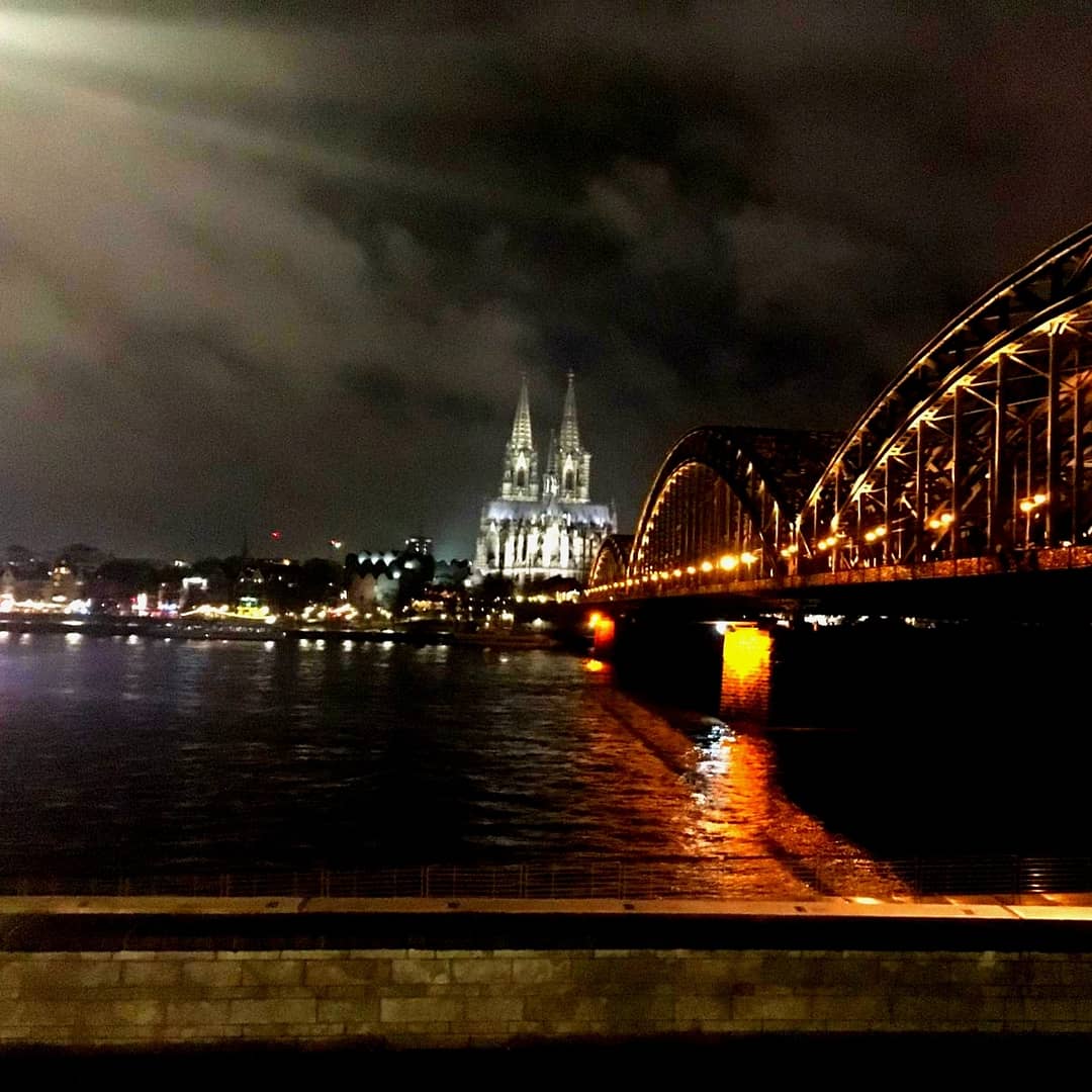 Foto zeigt eine Aufnahme der Hohenzollernbrücke bei Nacht.